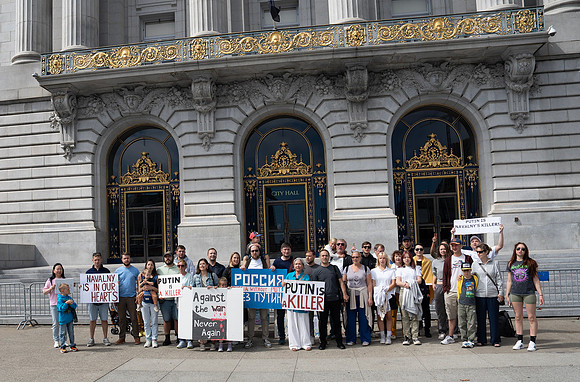 Anti-Putin SF City Hall 3 (© Terry Scussel)