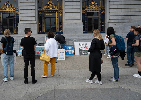 Anti-Putin SF City Hall 5 (© Terry Scussel)
