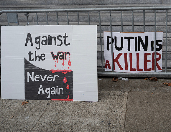 Anti-Putin SF City Hall 1 (© Terry Scussel)