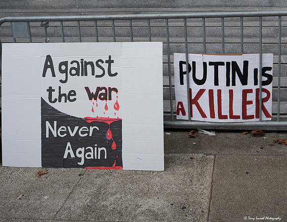 Anti-Putin SF City Hall 1 (© Terry Scussel)