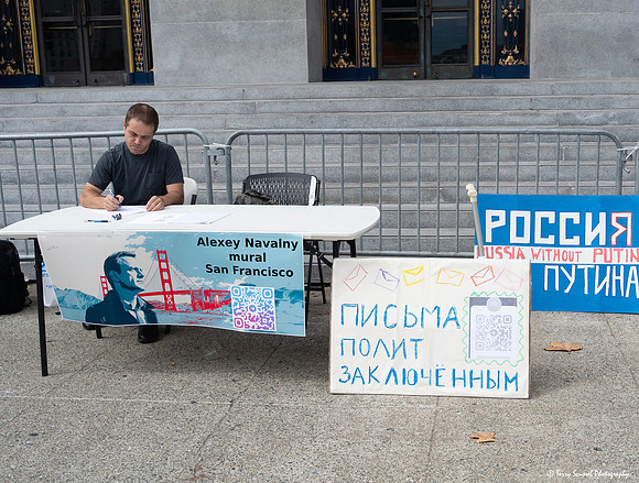 Anti-Putin SF City Hall 2 (© Terry Scussel)