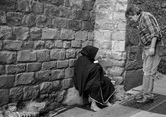Helping Hand - Barcelona B&W