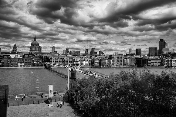 Milleninum Bridge B&W