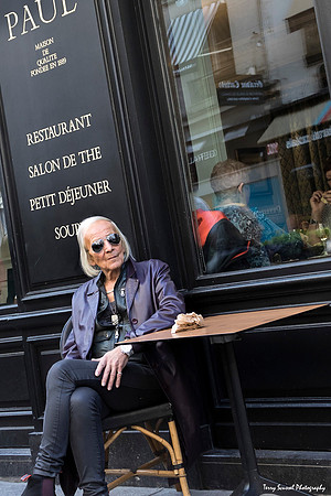 Waiting at Pail Maison de Qualite, Paris