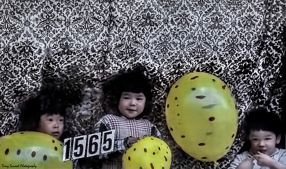 3 Children in a window, SF 1